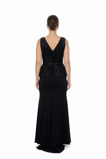 فستان سهرة أسود بياقة على شكل حرف V بمقاسات كبيرة